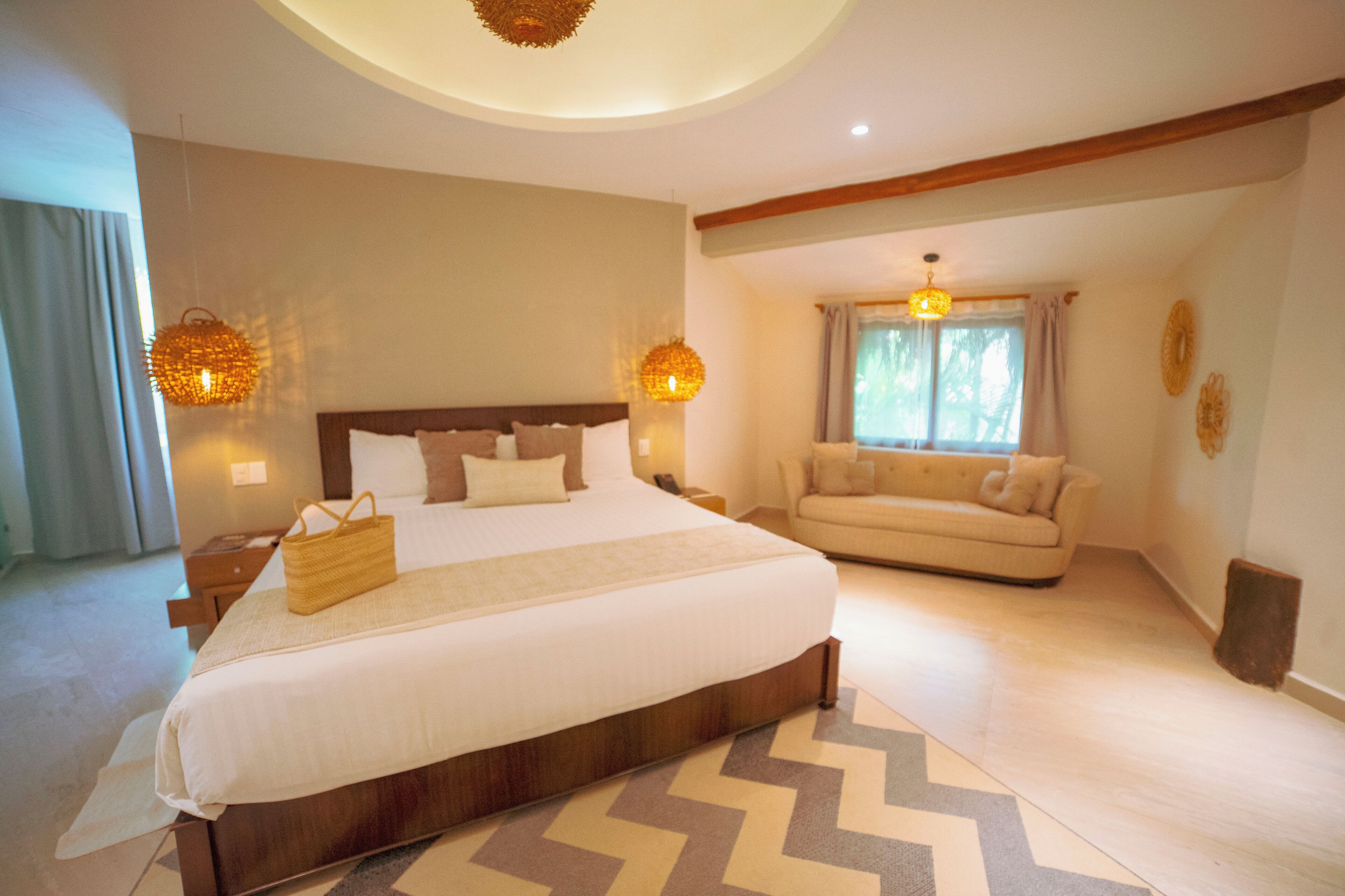 Ropa de cama de alta calidad, cubrecamas y minibar 