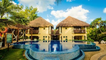 Piscine extérieure, parasols de plage, chaises longues