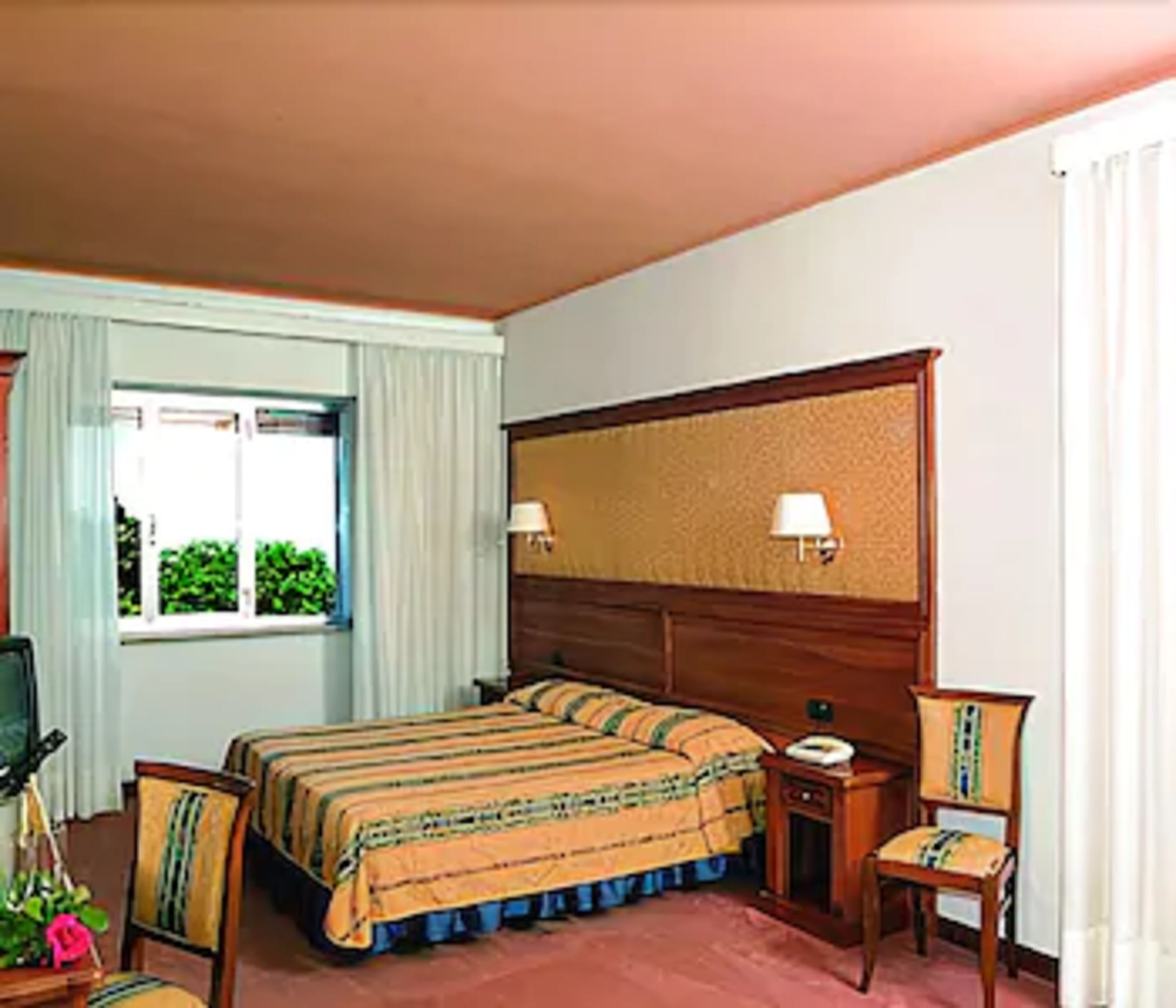 Caja de seguridad en la habitación, escritorio y wifi gratis 