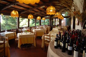 供應午餐和晚餐，義大利料理