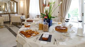 Desayuno continental diario (EUR 35 por persona)