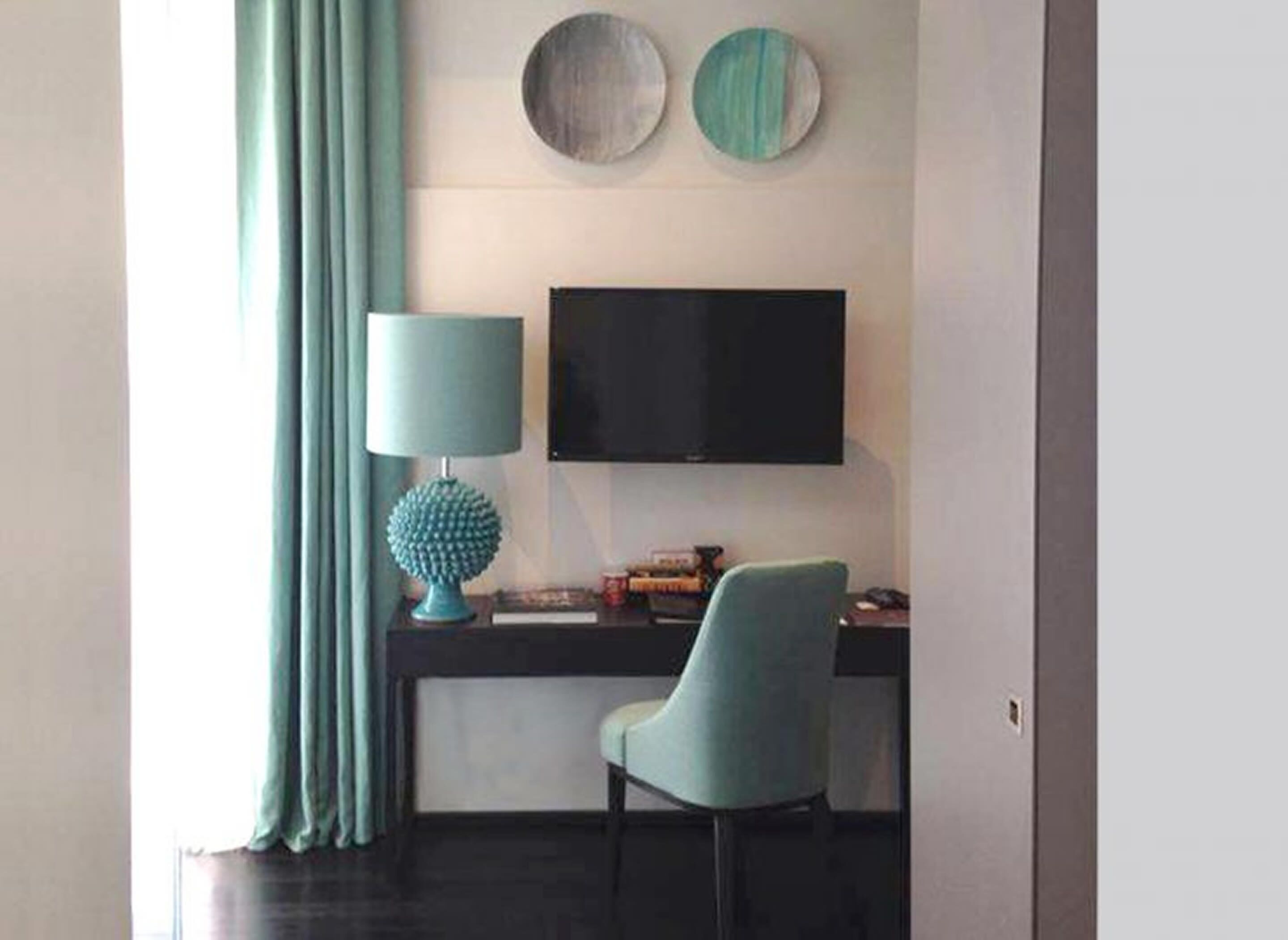 deluxe suite | down duvets, minibar, in-room safe, soundproofing