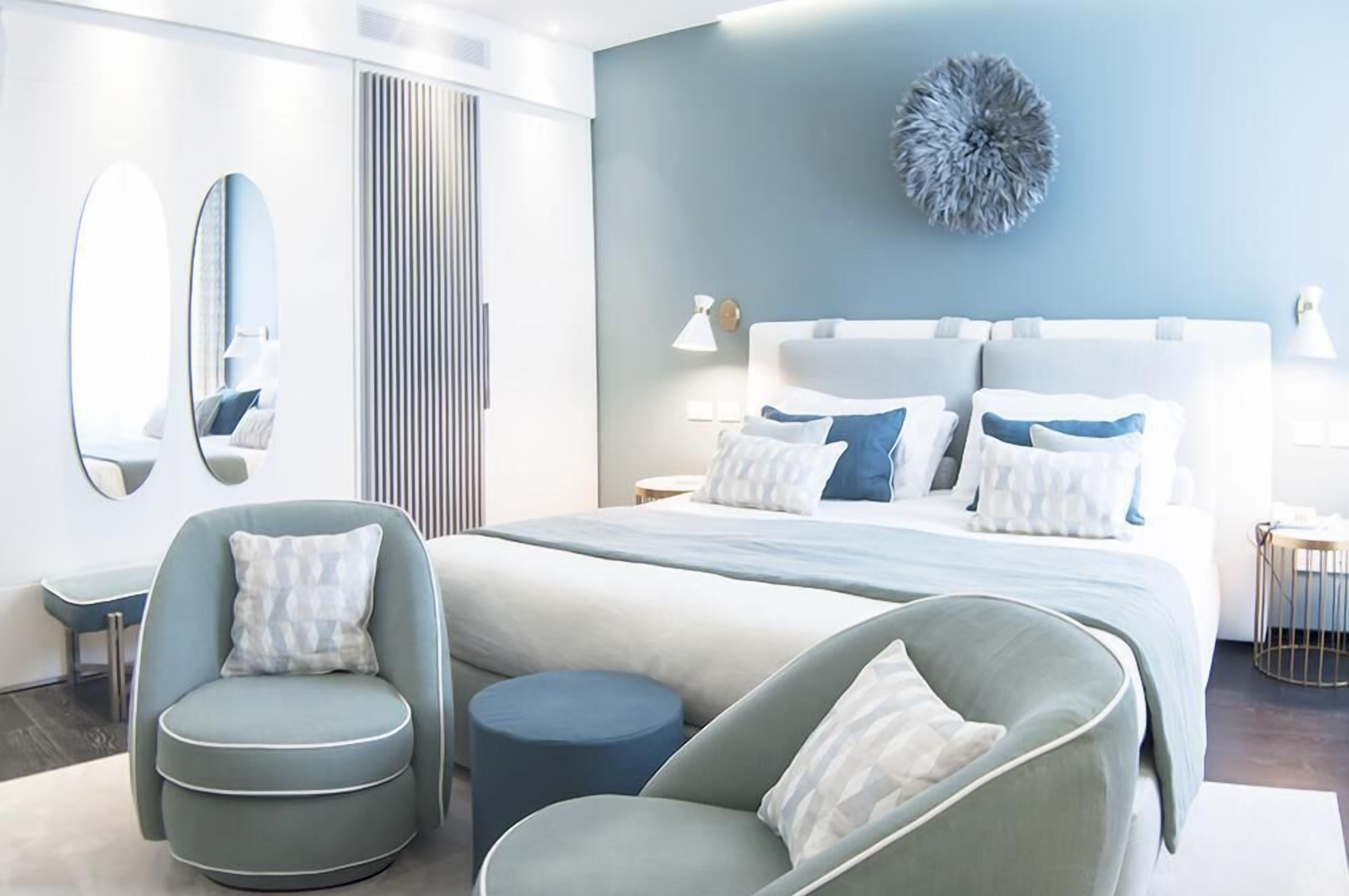 Ropa de cama de alta calidad, cubrecamas y minibar 
