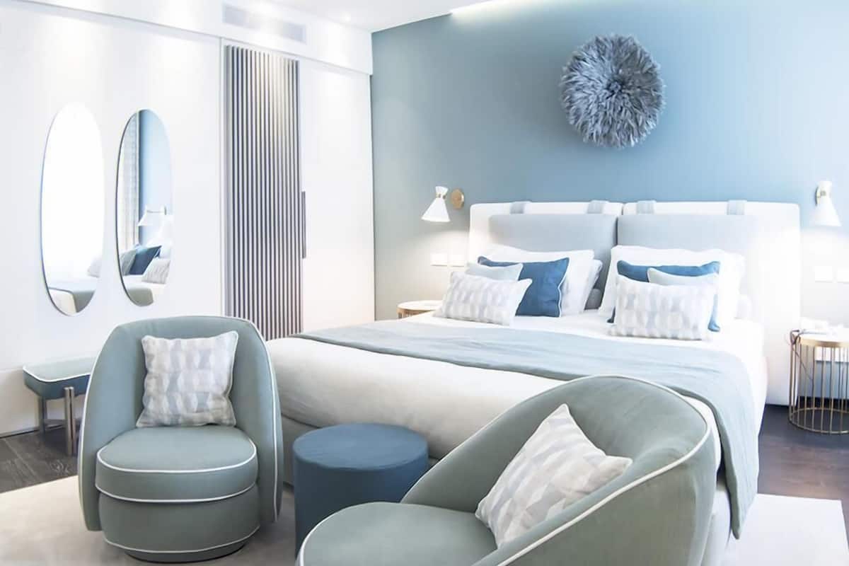 Premium bedding, down comforters, minibar, in-room safe