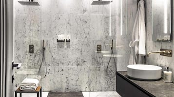 Een douche, een regendouche, milieuvriendelijk toiletgerief