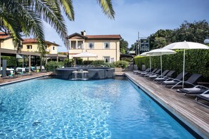 Außenpool, geöffnet von 08:30 Uhr bis 19:00 Uhr, Liegestühle