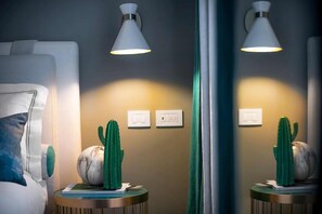 Kahden hengen deluxe-huone | Ylelliset vuodevaatteet, untuvapeitot, minibaari, tallelokero huoneessa
