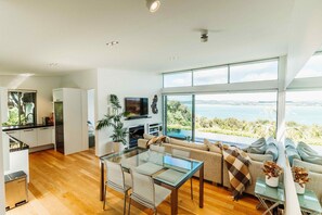 标准房 | 起居区 | 50-英寸LED 电视（配备数码频道）、电视、壁炉