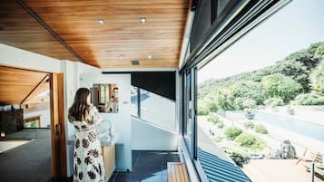 Villa Sacred Space | Salle de bain | Articles de toilette de luxe, sèche-cheveux, peignoirs, chaussons