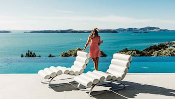 Rahimoana villa | Egyptian cotton sheets, premium bedding, down comforters, minibar