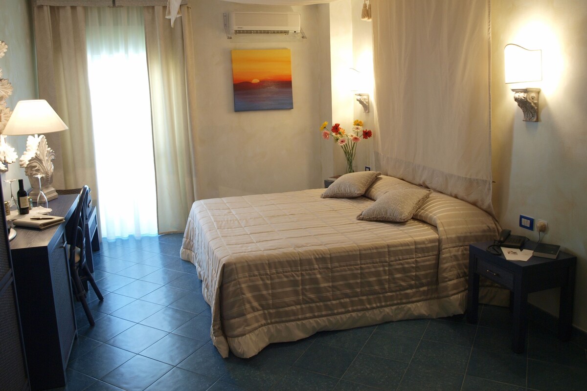 Camera Economy senza servizio spiaggia | Minibar, in-room safe, desk, cots/infant beds