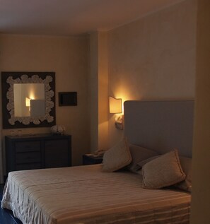 Standardzimmer | Minibar, Zimmersafe, Schreibtisch, Babybetten