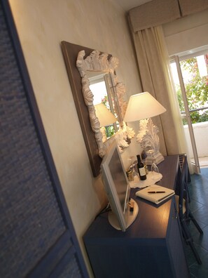 Camera Economy senza servizio spiaggia | Minibar, Zimmersafe, Schreibtisch, Babybetten