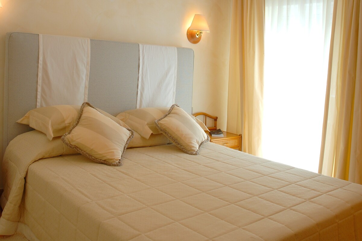 Standard Room | Minibar, in-room safe, desk, cots/infant beds