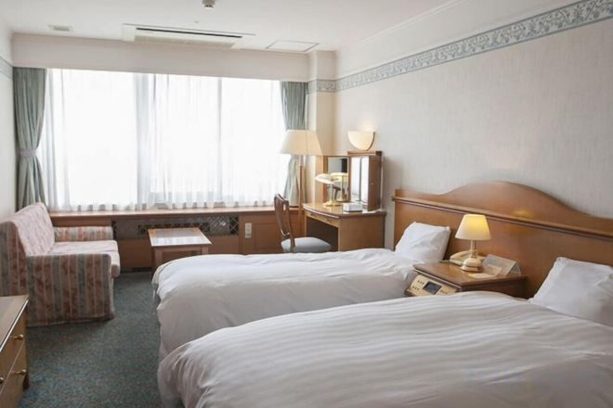 Premium bedding, down comforters, in-room safe, desk