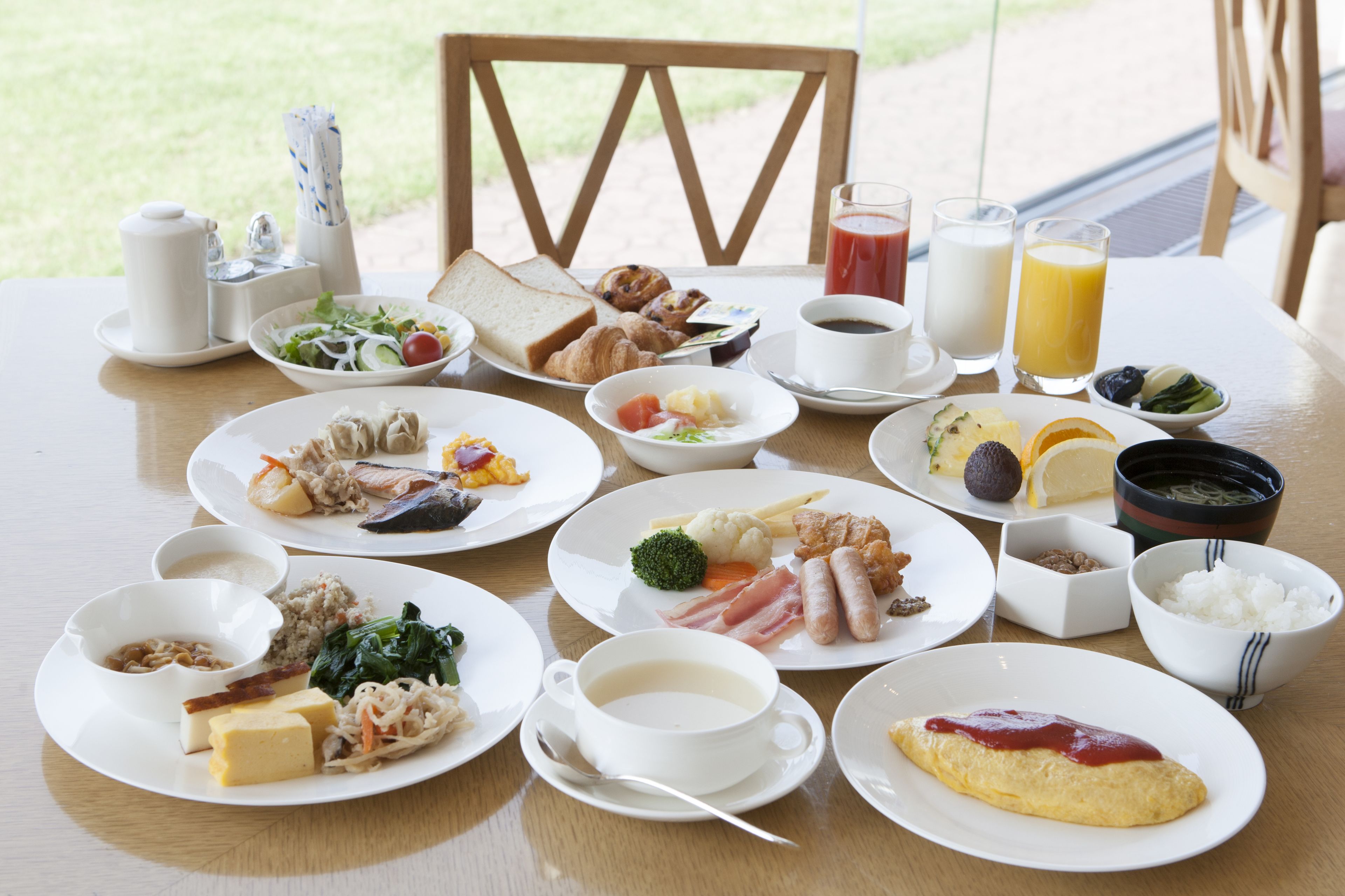 Daily buffet breakfast (JPY 2700 per person)
