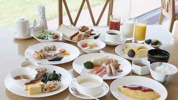 Daily buffet breakfast (JPY 2700 per person)
