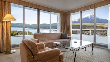 Habitación, para no fumadores (Suite) | Ropa de cama de alta calidad, edredón, escritorio y cortinas blackout