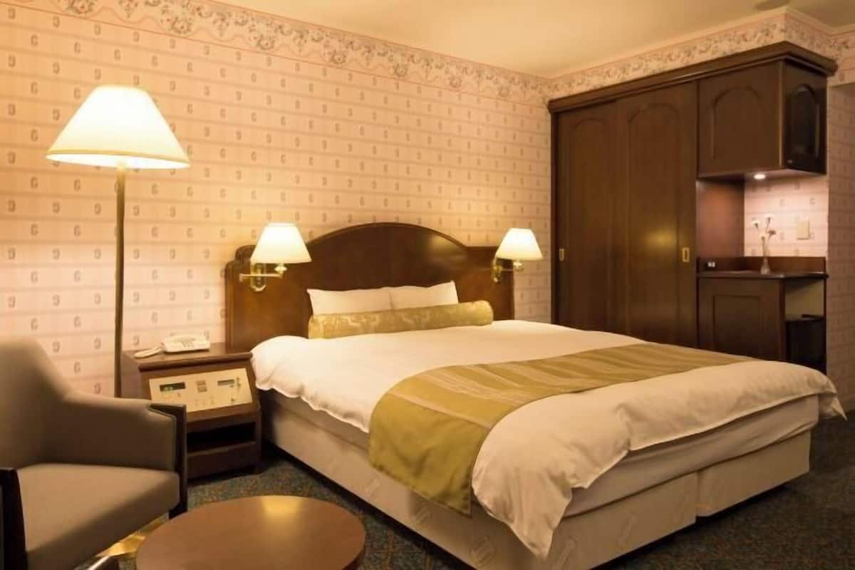 1 bedroom, premium bedding, down duvets, desk