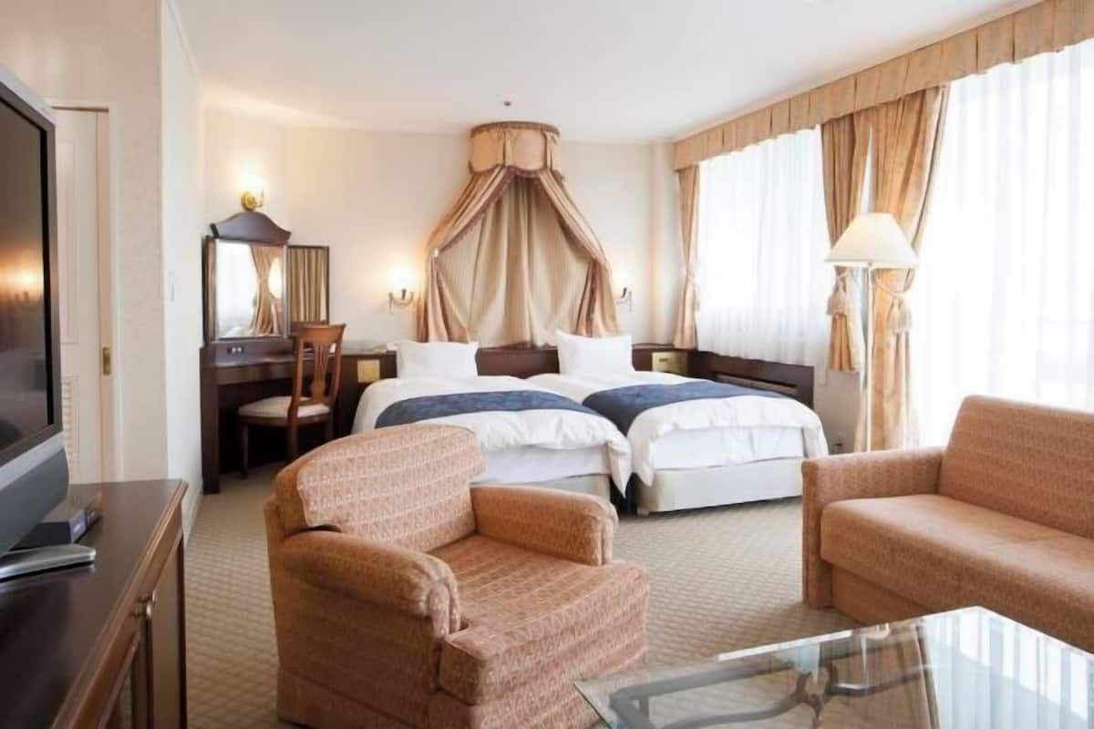 1 bedroom, premium bedding, down duvets, desk