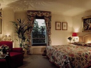 Pillowtop beds, minibar, in-room safe, desk - Grand Hôtel du Golf & Palace (Crans-Montana)