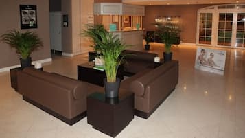 Coin salon dans le hall
