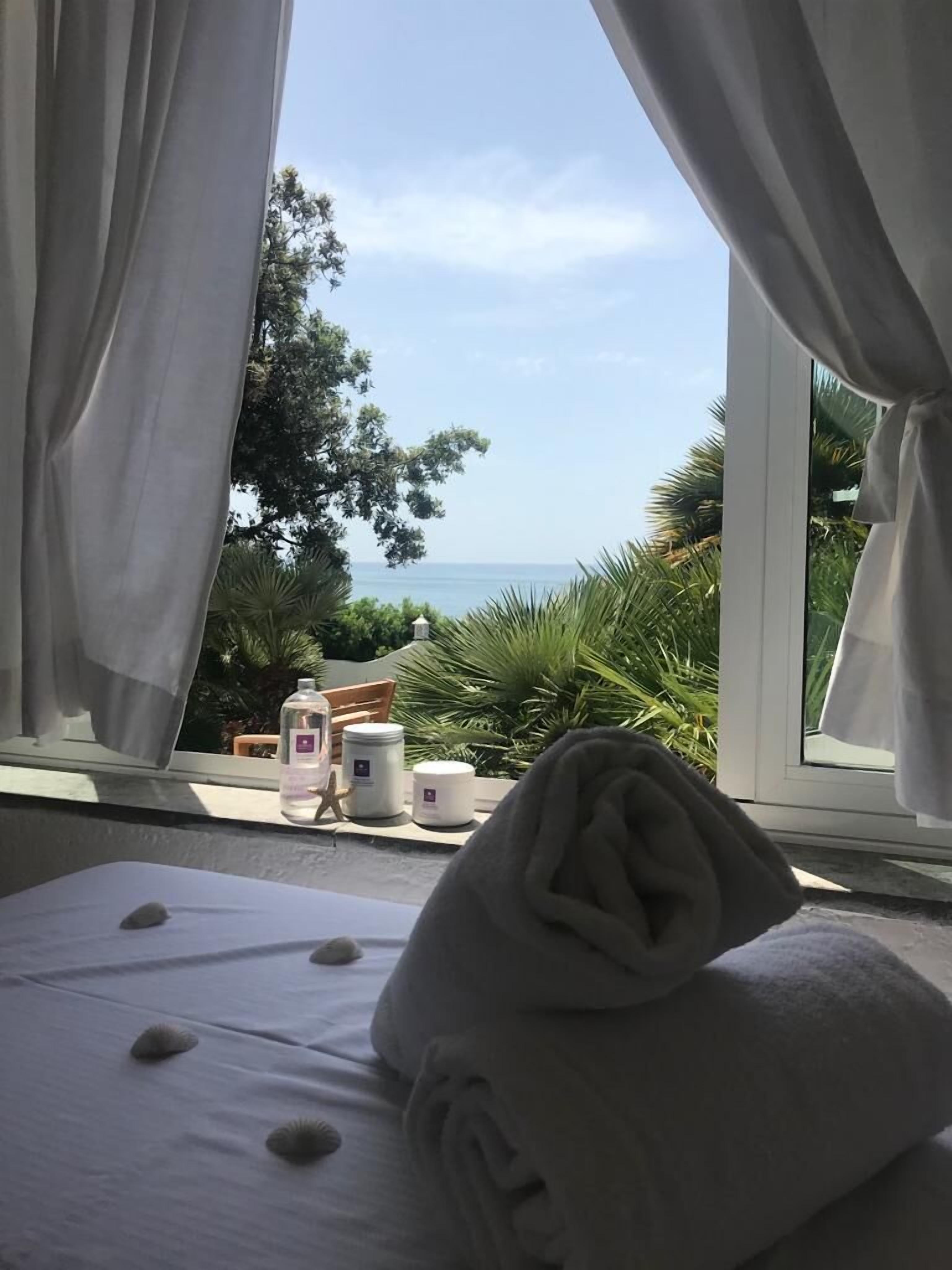 sauna, hot tub, body treatments, mud baths, aromatherapy, thai massages