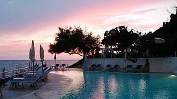 Inomhuspool, utomhuspool, parasoller och solstolar