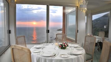 Petit déjeuner, déjeuner et dîner servis sur place, vue sur la plage