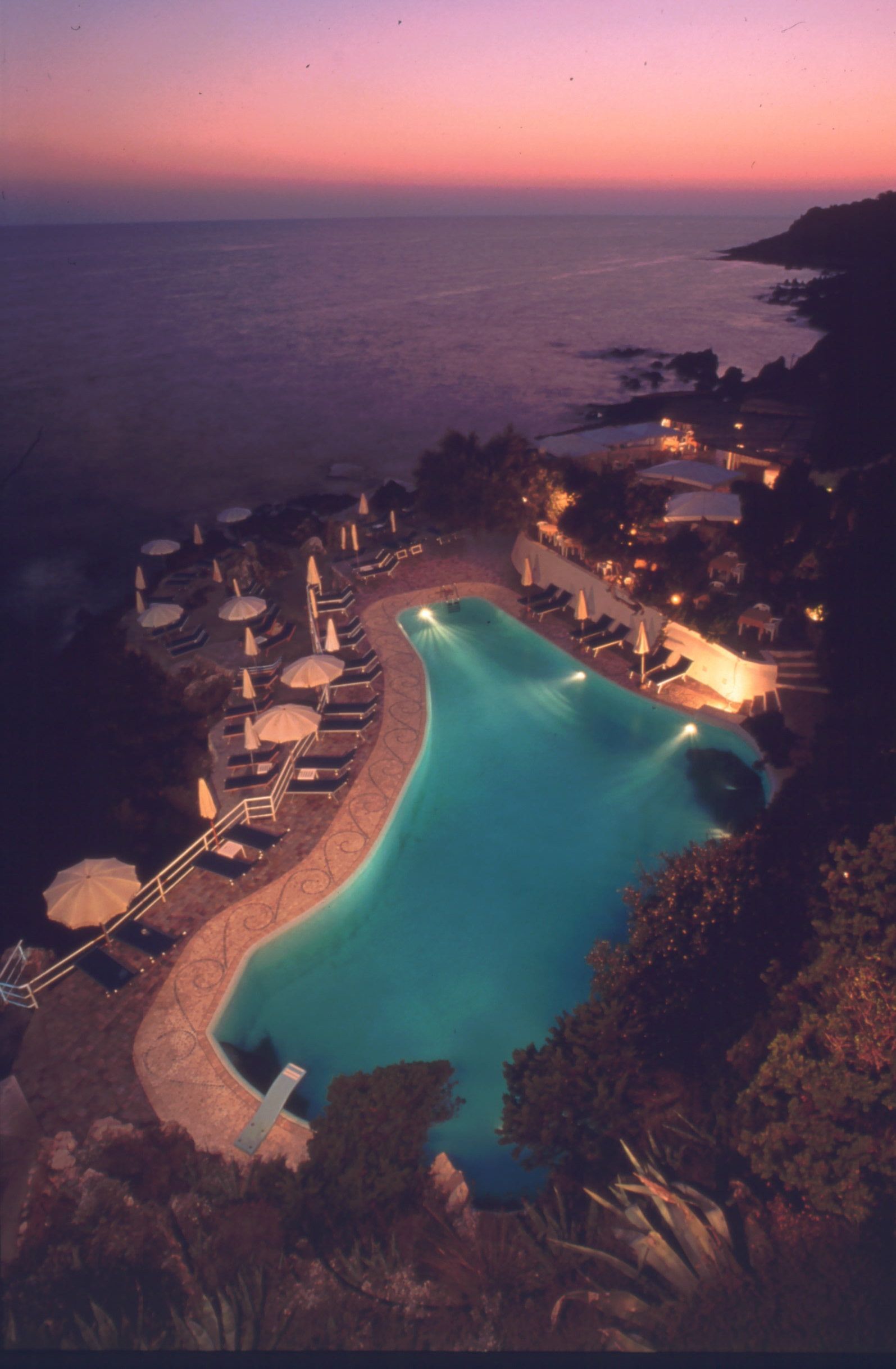 Innenpool, Außenpool, Sonnenschirme, Liegestühle