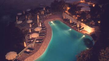 Innenpool, Außenpool, Sonnenschirme, Liegestühle