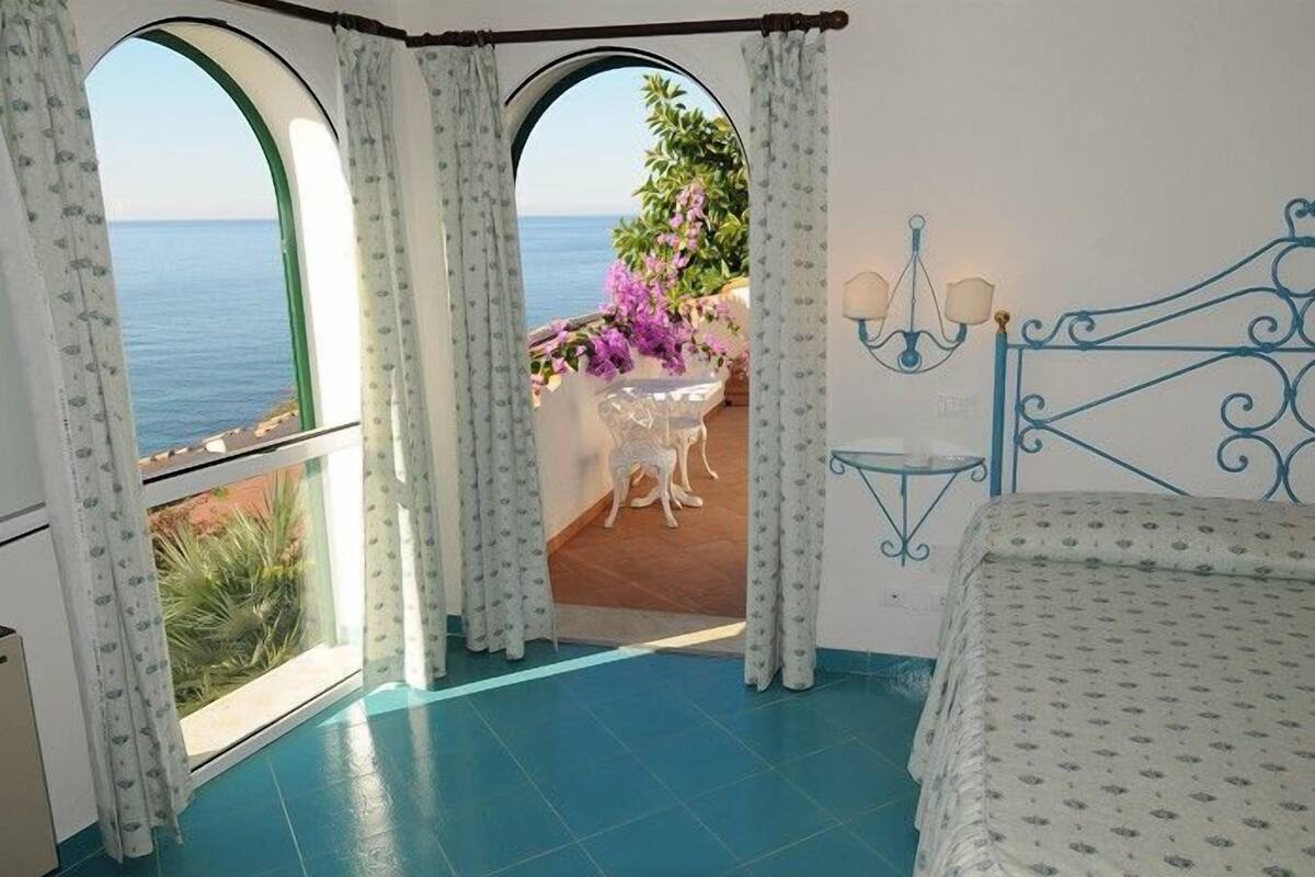 1 bedroom, premium bedding, minibar, in-room safe