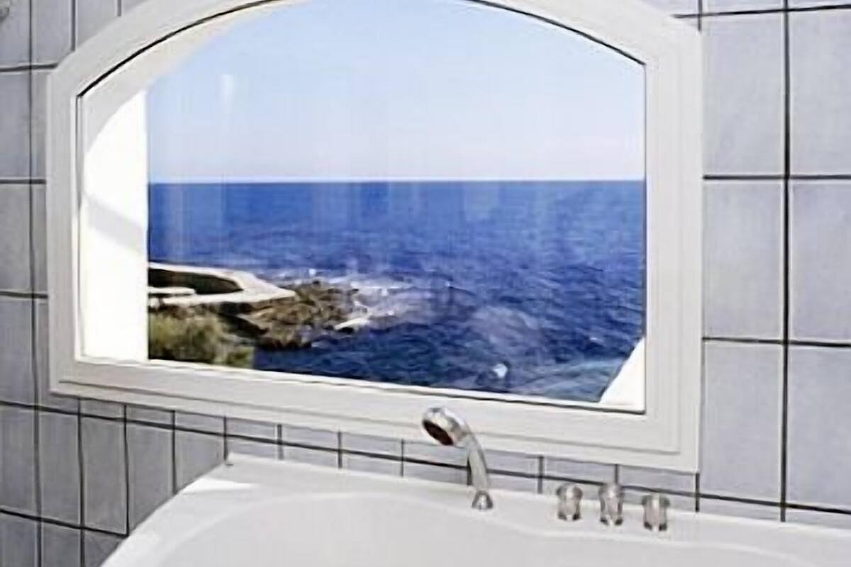 superior suite | deep-soaking bathtub