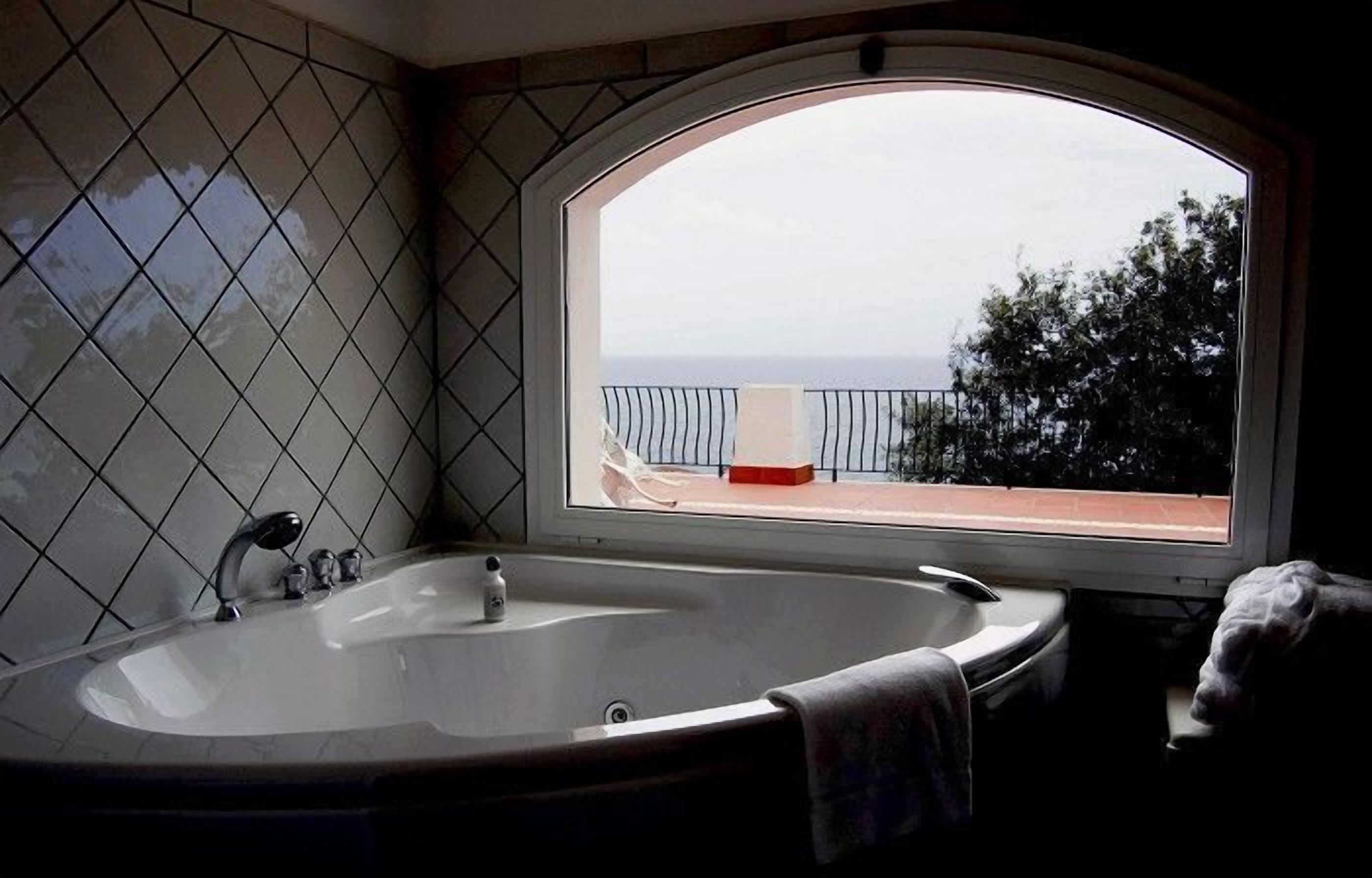 deluxe double room | jetted bathtub