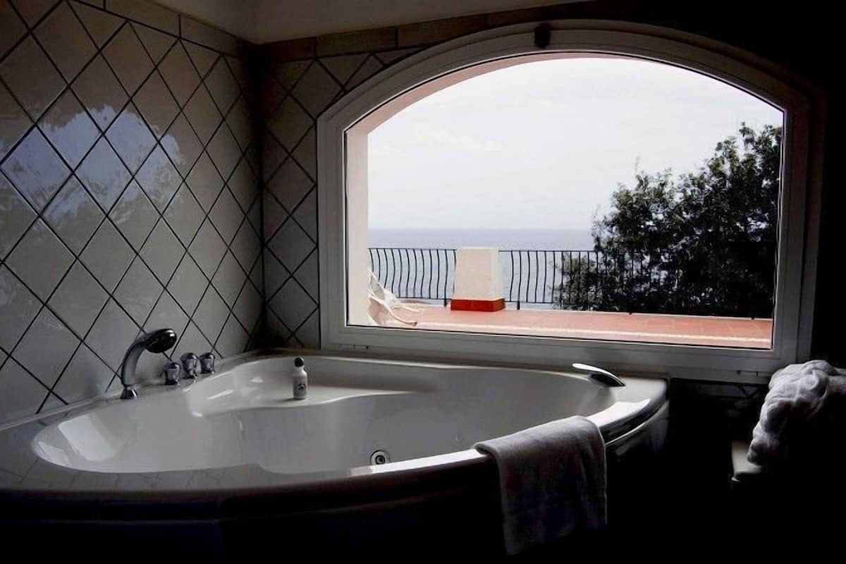 deluxe double room | jetted bathtub