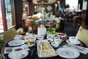 Tägliches nach Wunsch zubereitetes Frühstück (40 EUR pro Person)