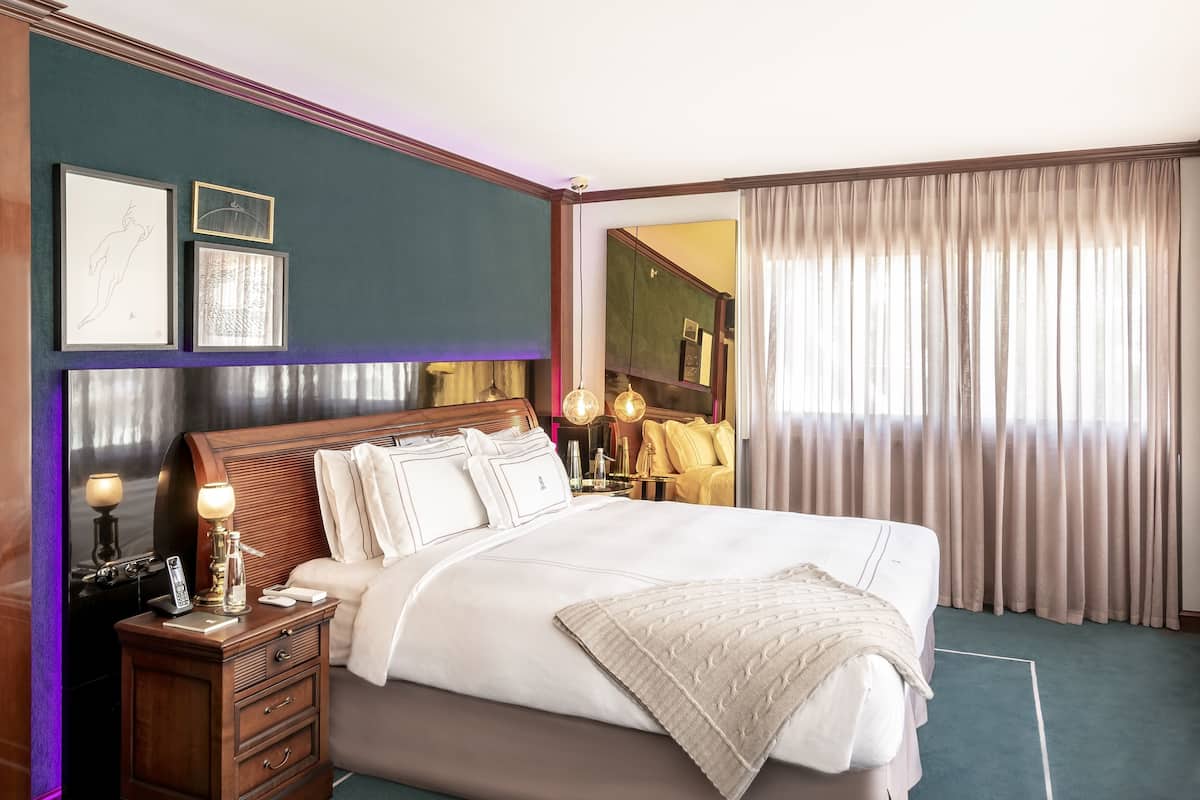 Corner Suite | 1 bedroom, minibar, in-room safe, desk