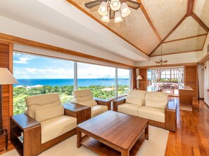 Royal Suite Premium Room with Ocean View with Jet bath | Premium bedding, minibar, in-room safe, desk - Kanucha Bay Hotels & Villas (Nago)