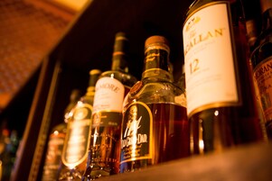 Varias botellas de licor en un estante.