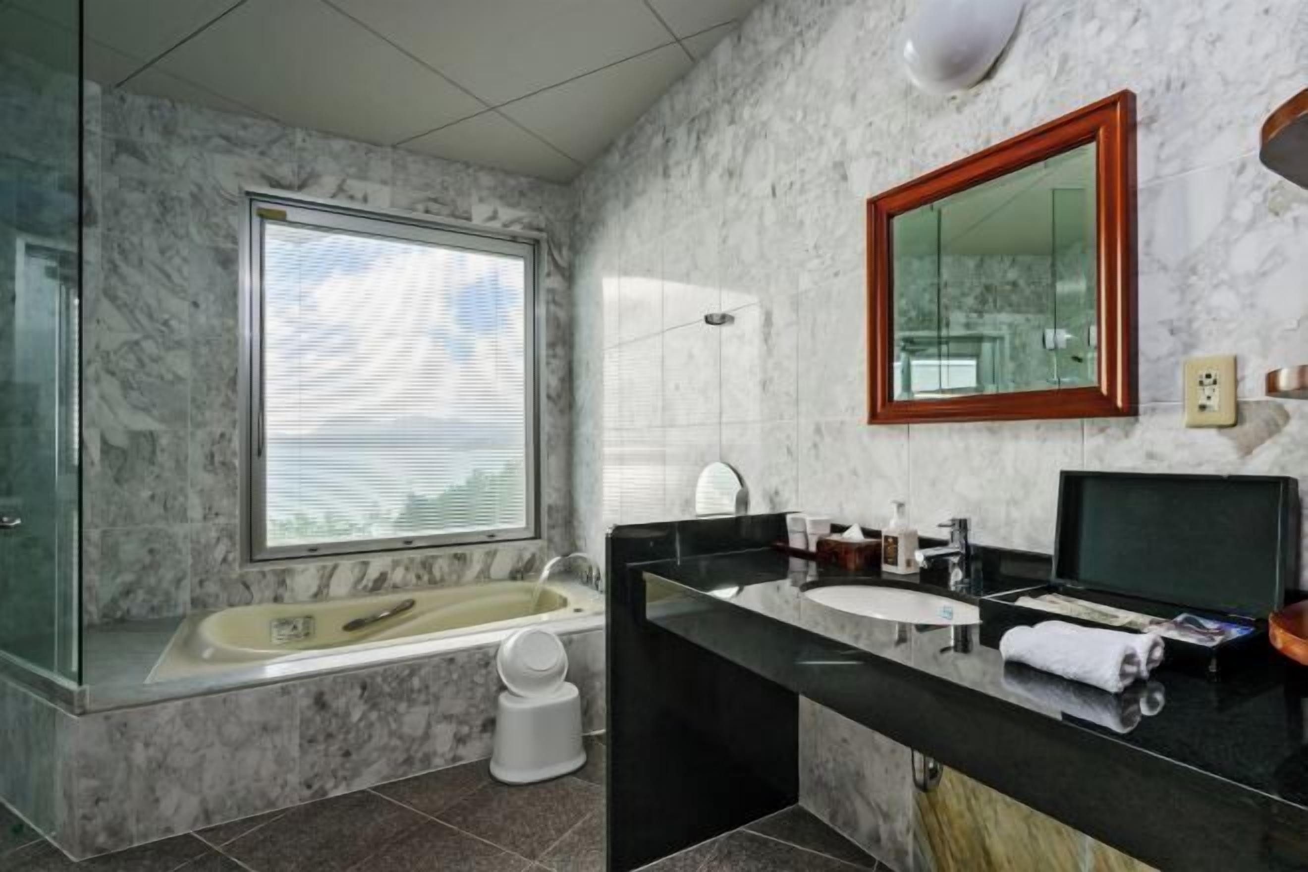 Bilik Mandi | Kelengkapan dandanan diri percuma, pengering rambut, selipar, bidet 