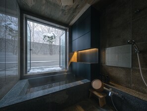 Suite Junior, salle de bains privée, rez-de-chaussée (Junior Suite with Semi-Open-Air Onsen) | Salle de bain | Baignoire et douche séparées, baignoire d'eau douce