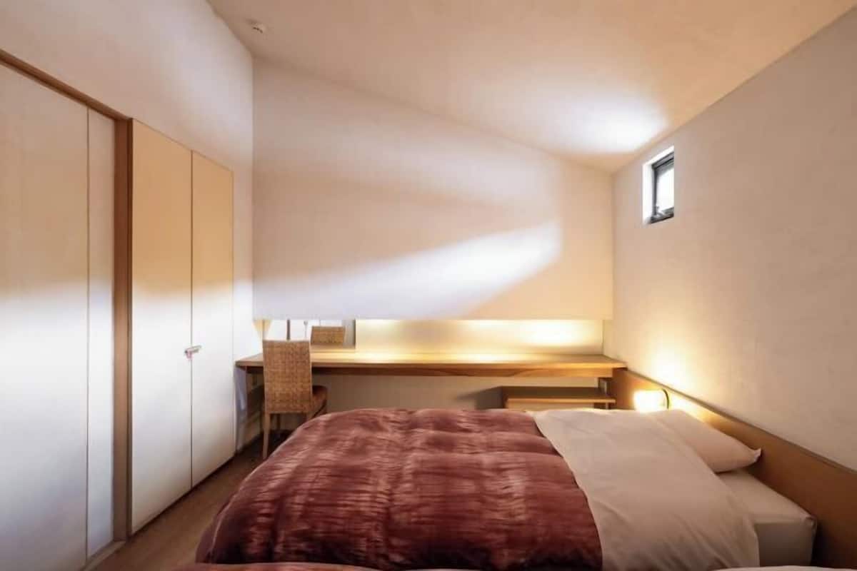 Frigobar (abastecido com itens grátis), cofres nos quartos