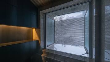 Classic Suite, 2 Bedrooms, Private Bathroom, Mezzanine (Four-Bed Suite with Open-Air Onsen) | Bilik Mandi | Tab mandi dan pancuran berasingan, tab mandi mata air