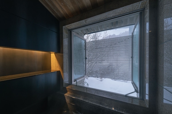 Suite – classic, 2 soverom, privat bad, mellometasje (Four-Bed Suite with Open-Air Onsen) | Bad | Separat badekar og dusj og kildevannsbadekar