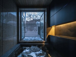 Suite de style japonais, salle de bains privée, rez-de-chaussée (Suite with Semi-Open-Air Onsen) | Salle de bain | Baignoire et douche séparées, baignoire d'eau douce
