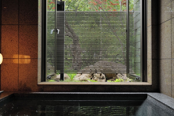 Suite junior, baño privado, planta baja | Baño | Bañera y ducha independientes y bañera de agua termal