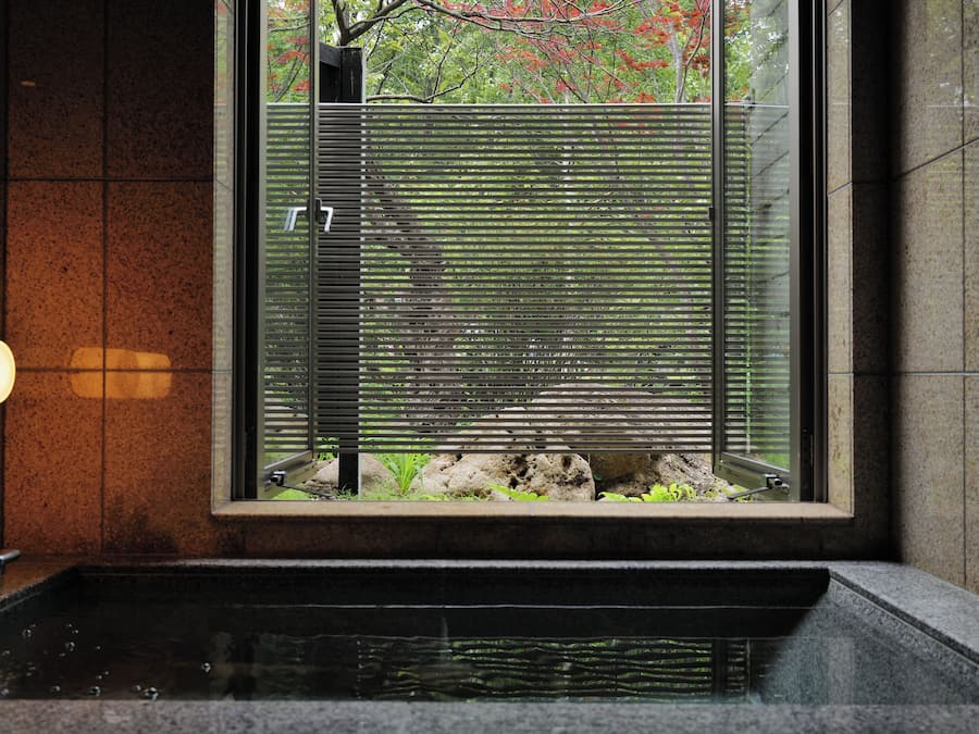 Suíte júnior, banheiro privativo, no piso térreo (Junior Suite with Semi-Open-Air Onsen) | Banheiro | Banheira e chuveiro separados, banheiras de fontes termais