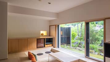 Edredón, caja de seguridad en la habitación y decoración personalizada