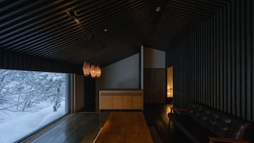 Classic Suite, 2 Bedrooms, Private Bathroom, Mezzanine (Four-Bed Suite with Open-Air Onsen) | Gebar bulu kapas, peti besi dalam bilik, dihias secara berasingan