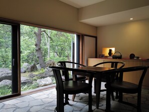 Junior Suite with Semi-Open-Air Onsen | Living area | 19-inch flat-screen TV with satellite channels, TV, books - Kuramure (Otaru)